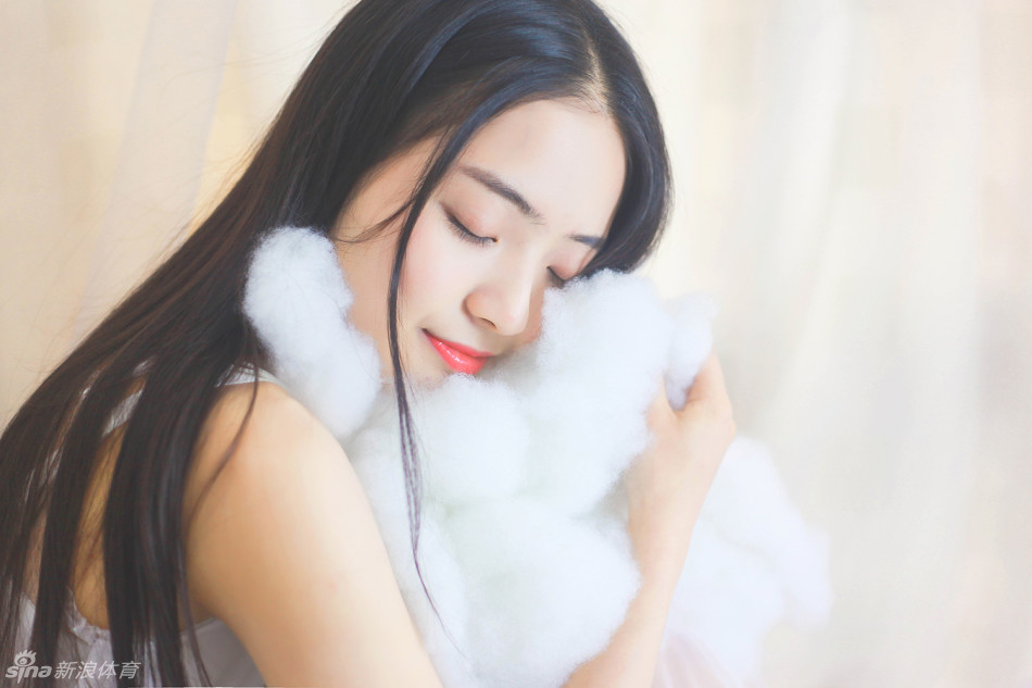 白皙肌肤与柔软的棉质织物亲密相贴，女子安然闭目，神态恬静，仿佛融化成午后阳光里的一朵云，宁静而治愈
