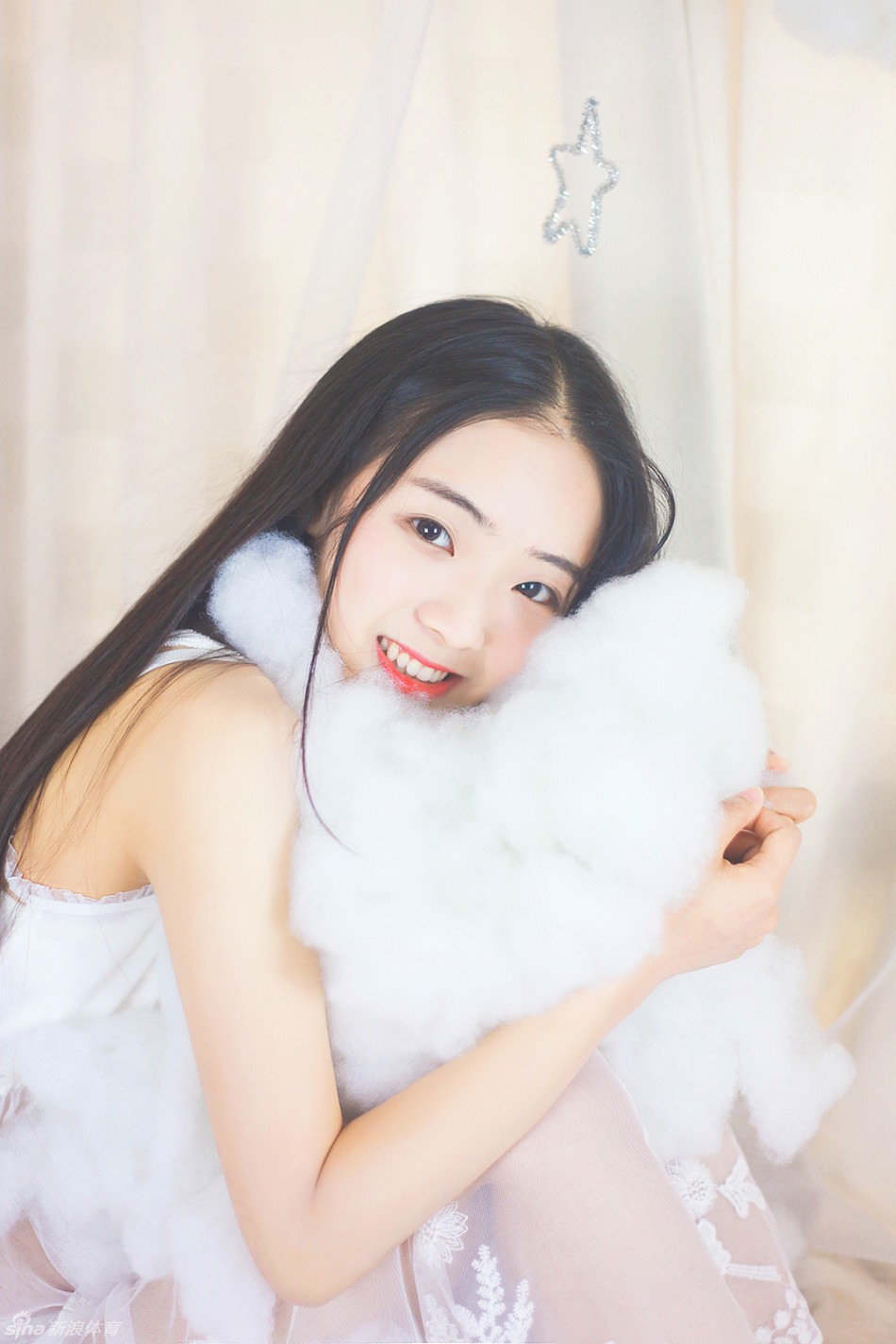 一束带着山野气息的野花被捧在手中，花瓣上似乎还沾着晨露，女子低头轻嗅，神情沉醉，仿佛闻到了整个夏天的味道