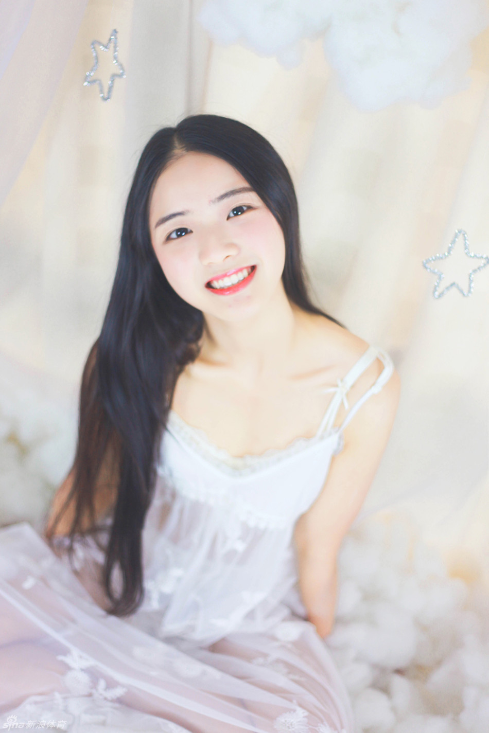 猫咪安静地蜷卧在轻纱裙摆之间，人与猫共享一段静谧时光，空气里弥漫着慵懒与信赖，画面温暖得仿佛能听见呼噜声