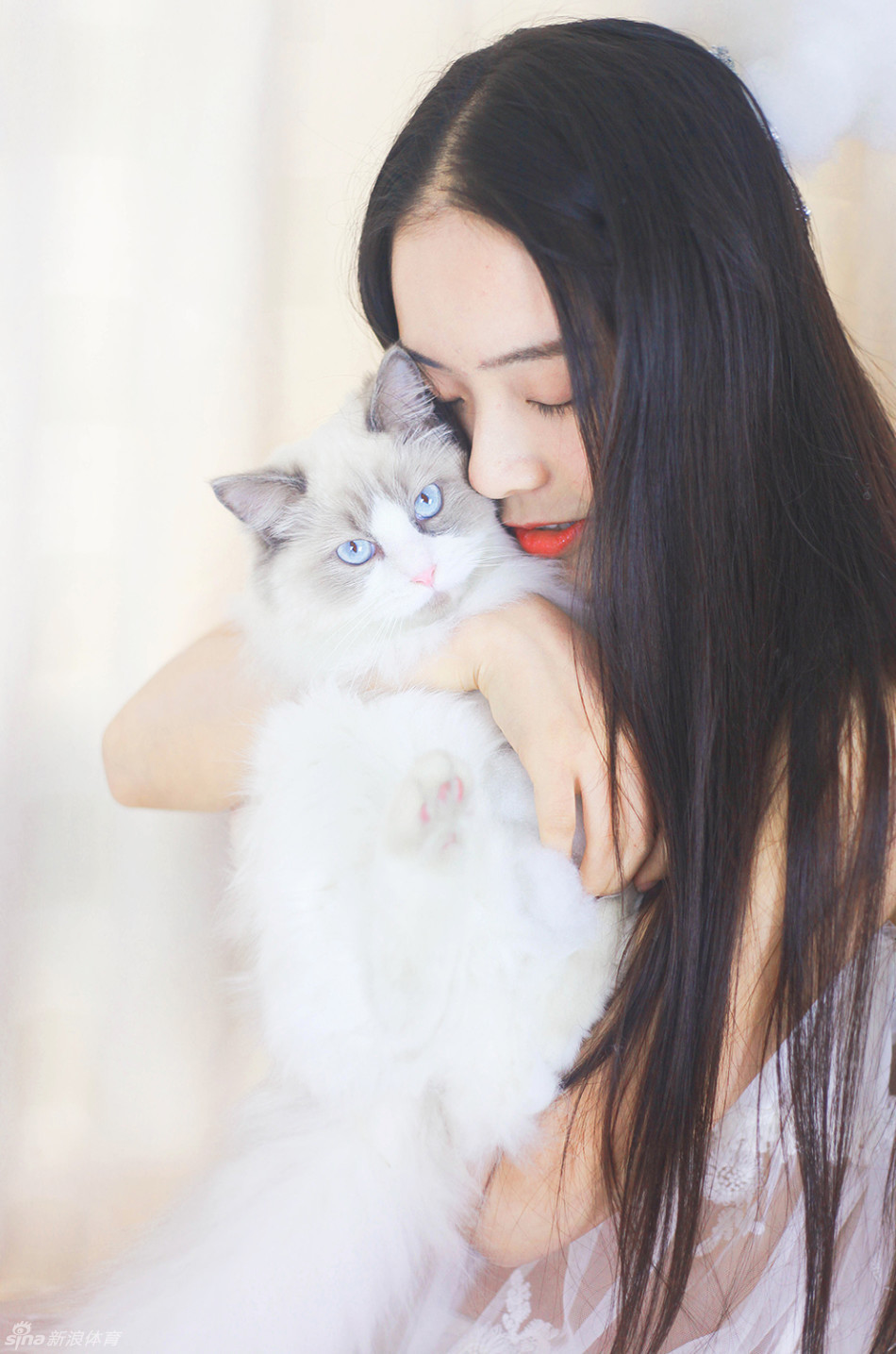 她安然沉入梦乡，清透纱裙与柔软织物融为一体，面庞如婴儿般纯净，周身萦绕着月光般的静谧与满足