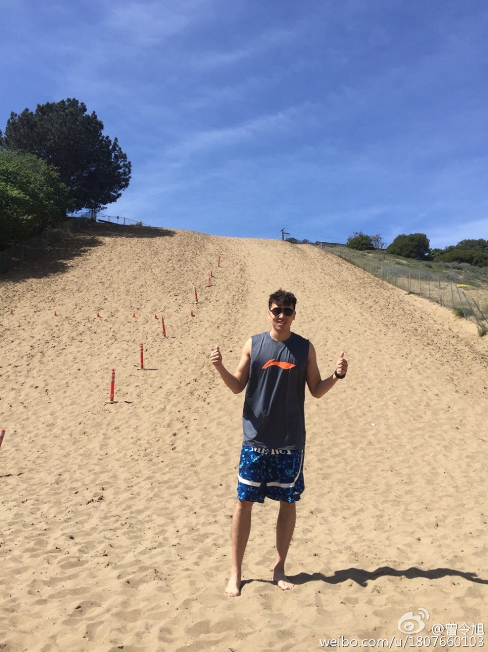 回到CBA赛场的曾令旭眼神更加坚毅，他在突破中直面防守，将美国特训的成果转化为赛场上一次次犀利的进攻，与富兰克林并肩作战