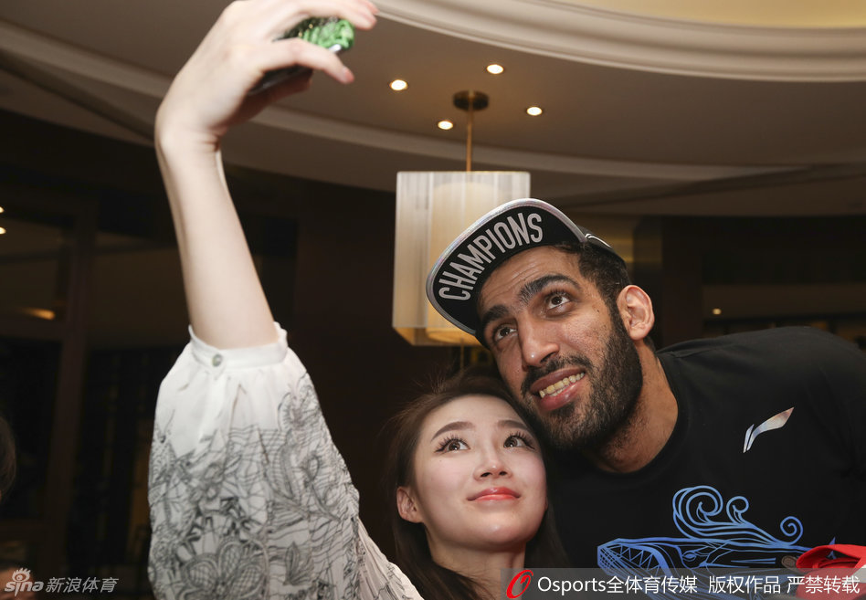 哈达迪在登机口前露出憨厚的笑容，他手持护照和机票，正准备踏上返回德黑兰的漫长旅程。