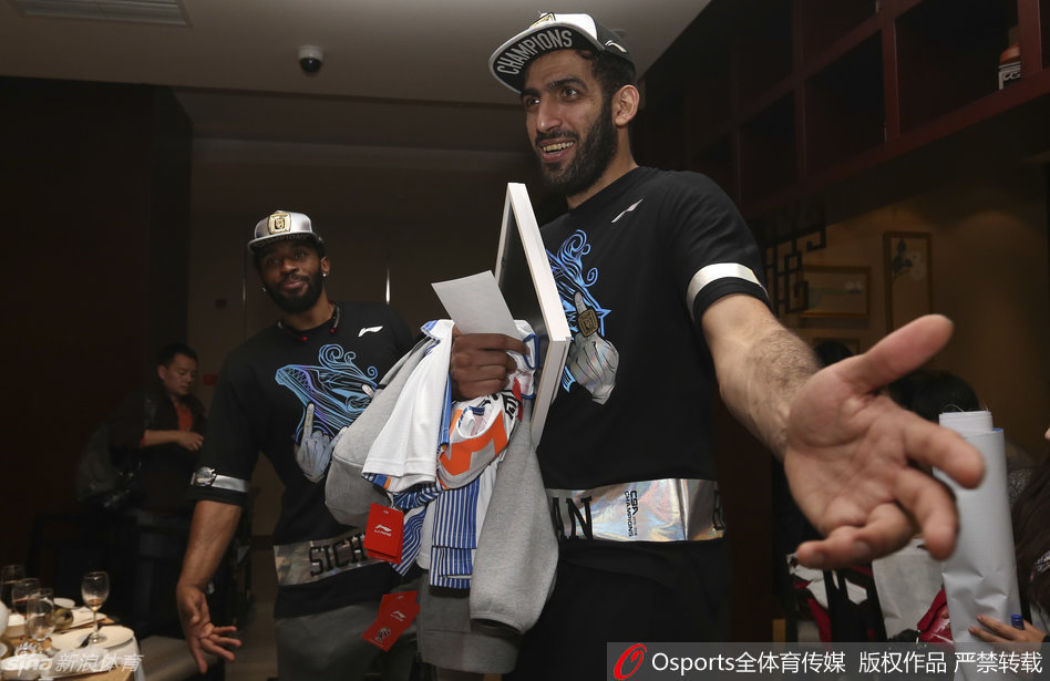 在酒店门口，哈达迪与前来送行的队友们逐一碰拳道别，阳光洒在他高大的背影上，为这次冠军之旅画上圆满句号。