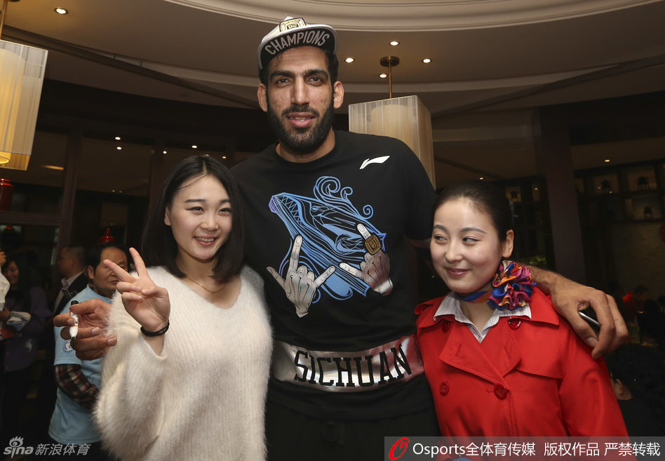 几位打扮时尚的年轻女孩围绕在哈达迪身边，比出胜利的手势，用最灿烂的笑容欢送这位为四川带来荣耀的冠军中锋。