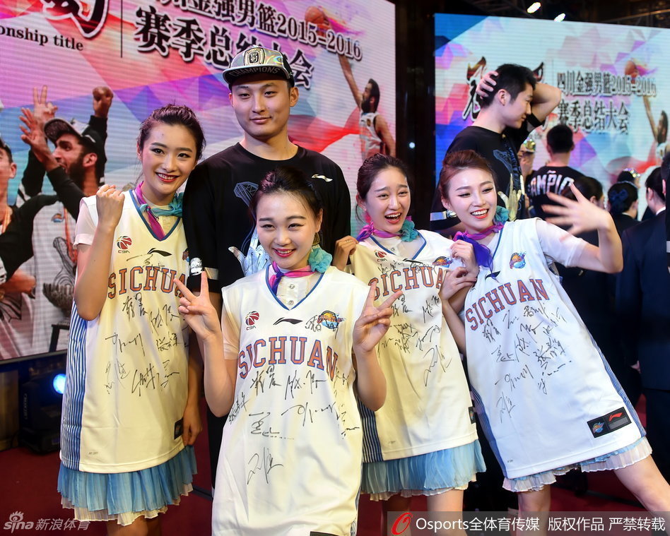 一位优雅的空姐面带微笑，双手展开一件布满四川队全体将士签名的白色球衣，这件球衣不仅承载着冠军的荣耀，更见证了川军与川航的深厚情谊。