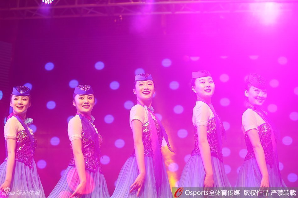 在聚光灯下，一位面容姣好的空姐作为舞者惊艳亮相，她飘逸的长发和优雅的姿态瞬间吸引了全场的目光，为庆功会拉开了唯美的序幕。