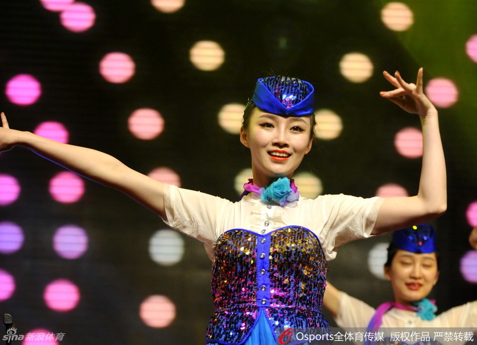 舞台上，空姐们翩翩起舞，她们完全陶醉于自己的舞蹈之中。飘起的裙摆和妖娆的舞姿，展现了与平时工作中不一样的柔美与风情。