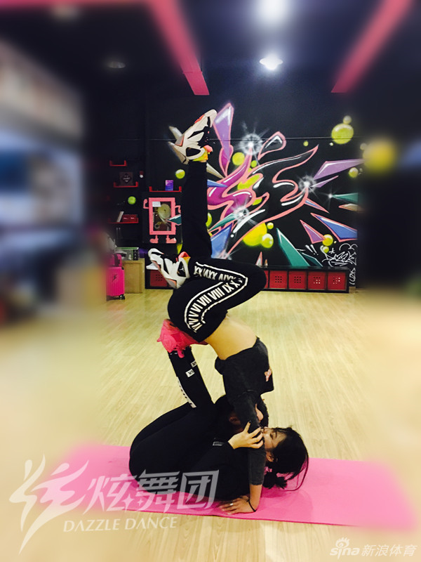 一位舞者以墙为依托，轻松将身体折叠成完美的一字马，上演高难度‘壁咚’，展现了惊人的身体柔韧性。