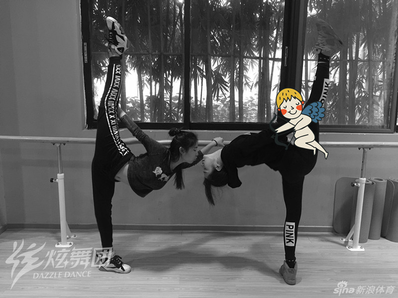 舞者挑战超高难度的一字马变体，用极致的身体控制力演绎出充满挑逗意味的艺术造型，让人叹为观止。