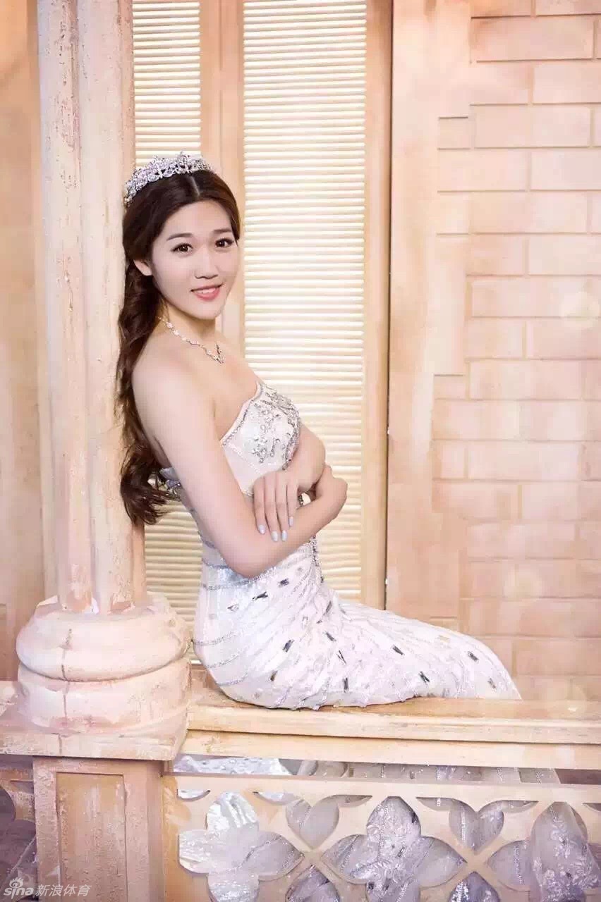 李莹身着一袭洁白婚纱，在海边礁石上优雅伫立，海风轻拂她的发丝，这位在赛场上以'侠女'著称的接应二传，此刻流露出了难得的温柔与娴静