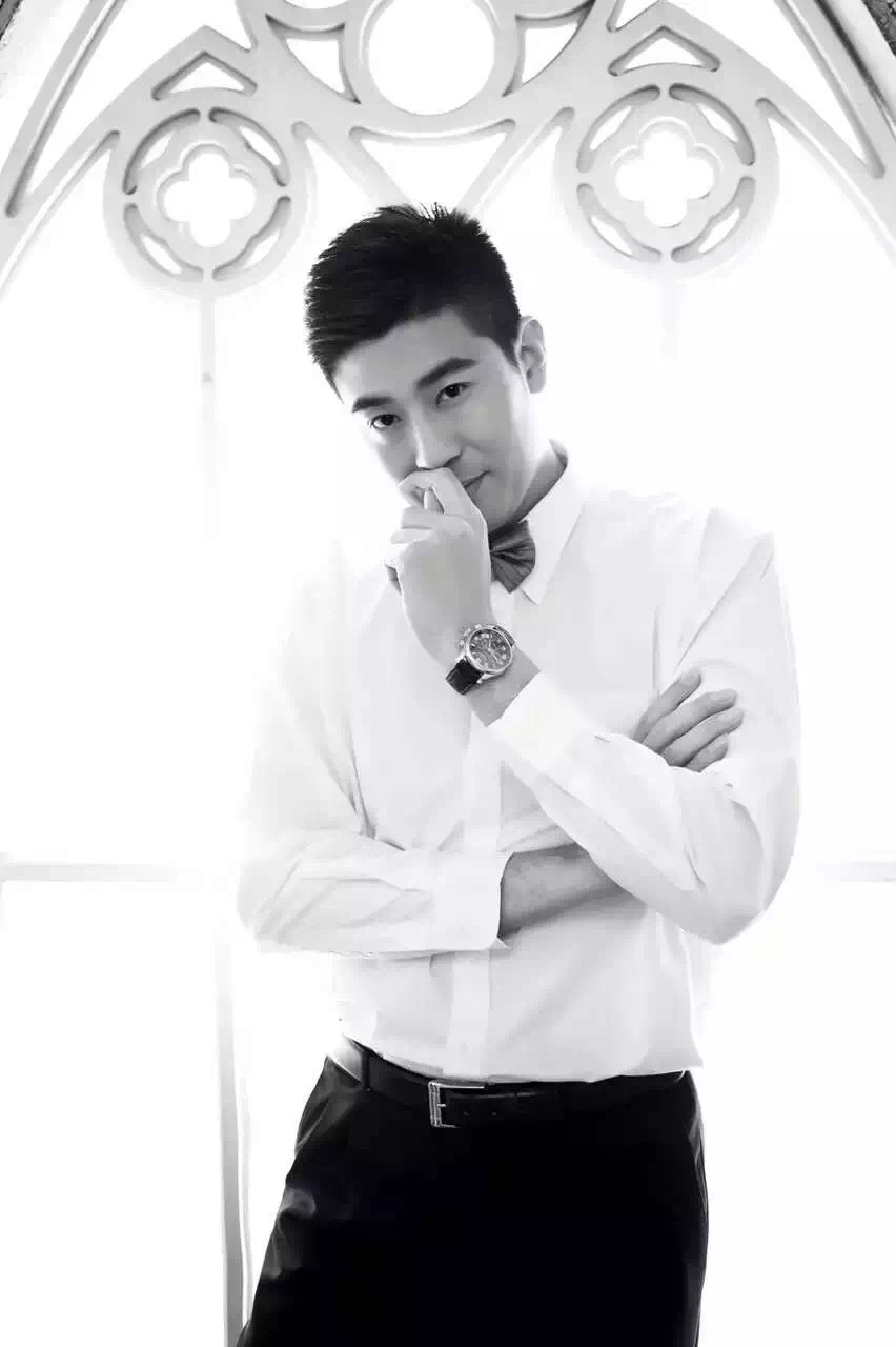 徐磊身穿笔挺西装，与穿着婚纱的李莹在海边深情相拥，身后是无垠的蓝色海面，仿佛象征着他们未来生活的宽广与无限可能