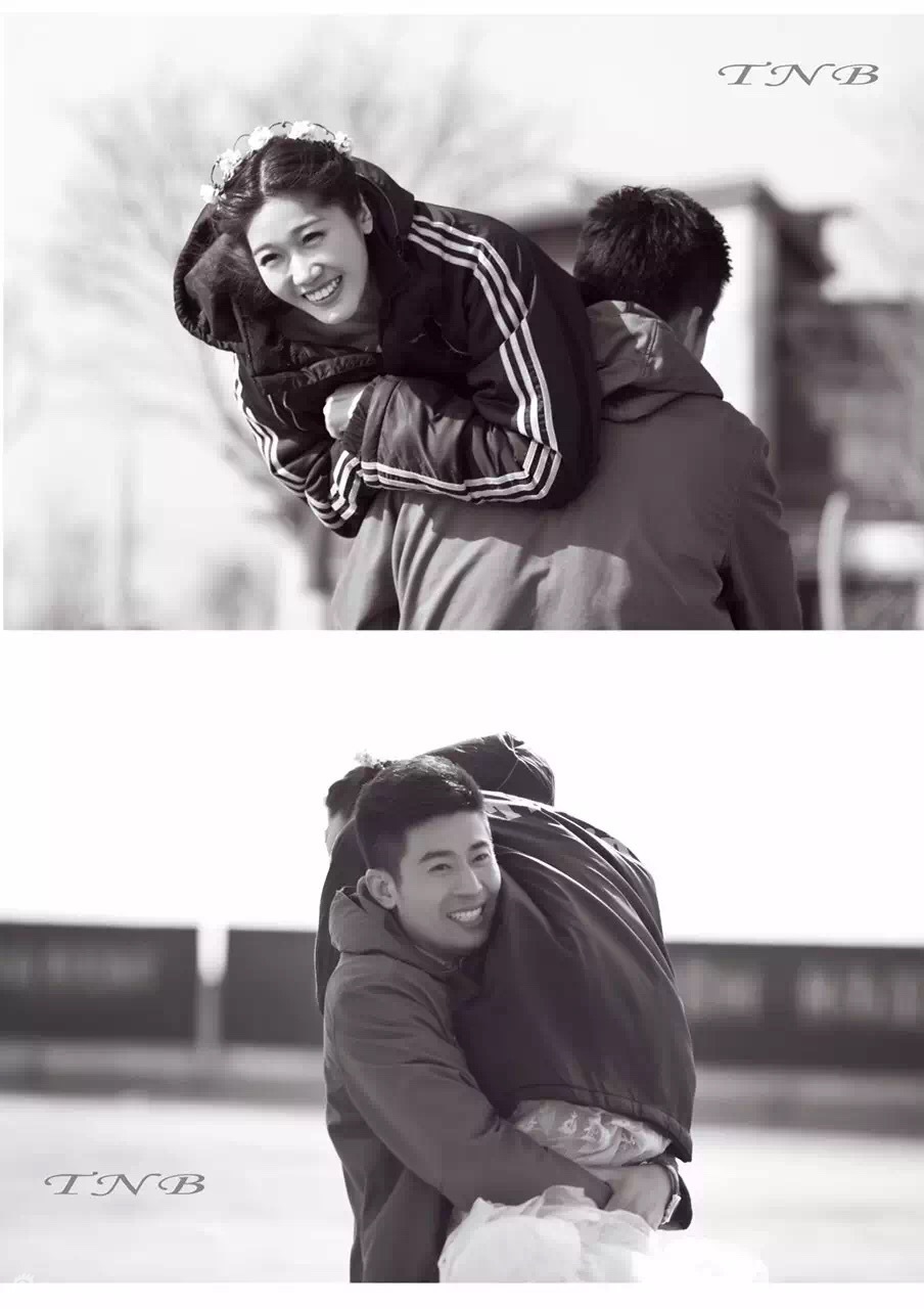 在这张温馨的特写中，徐磊深情地亲吻李莹的额头，李莹闭眼微笑，两人虽未看向镜头，但幸福感几乎要从画面中溢出，完美诠释了'只羡鸳鸯不羡仙'的意境