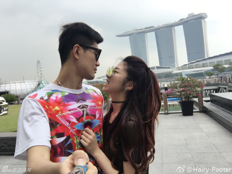 身材曼妙的李跑站在新加坡的景点前，身姿曼妙，一双修长美腿十分吸睛，展现了完美的身材比例