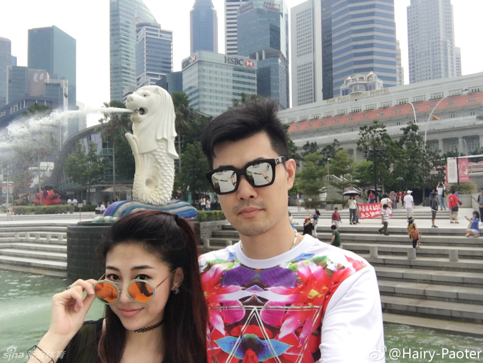 餐桌上摆满了丰盛的南洋美食，王仕鹏和李跑碰杯合影，共同庆祝这放松身心的时刻，共享丰盛的午餐