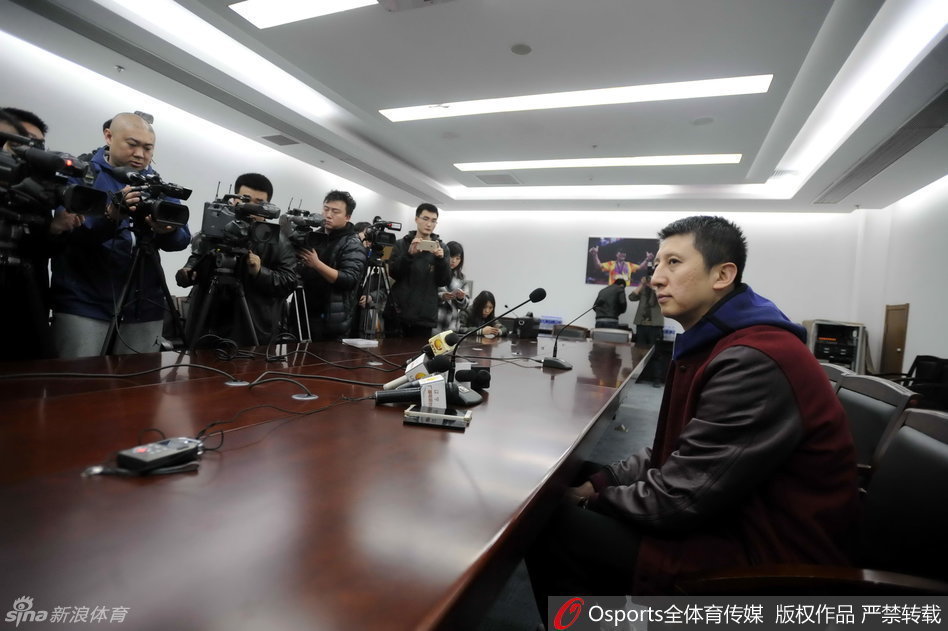 郭士强在场边给球员布置战术，手舞足蹈地讲解着跑位要点，尽显一位冠军教头的专业与投入。