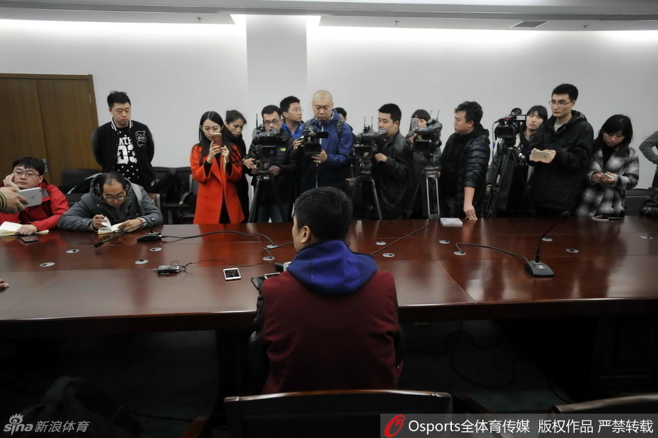 赛后，郭士强与队员击掌鼓励，虽然刚刚经历了一场失利，但他依然在用行动告诉球员们：抬起头，我们下赛季再来！