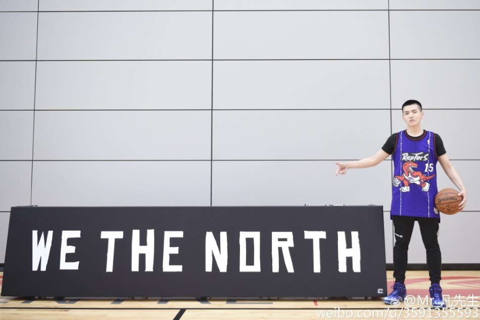 赛场上，吴亦凡正欲背身单打，他重心压低，球衣随着动作飘起，手臂肌肉线条分明，展现出力与美的完美结合。