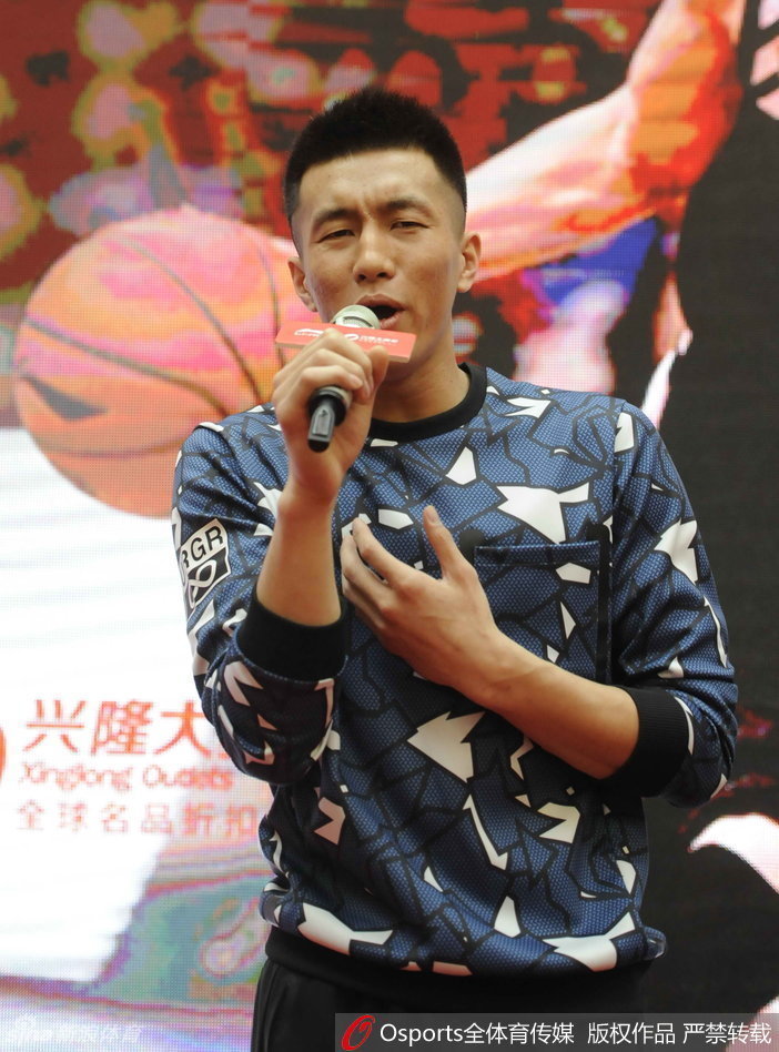 郭艾伦手持麦克风，闭眼深情献唱，完全沉浸在东北版《再见》的旋律中，搞怪又真诚的表情逗乐了全场观众。