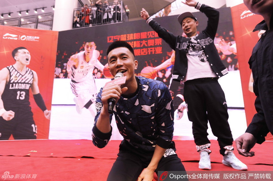 郭艾伦双手高举麦克风，脸上带着憨厚又投入的笑容，仿佛置身于个人演唱会，将东北式幽默与深情完美融合。