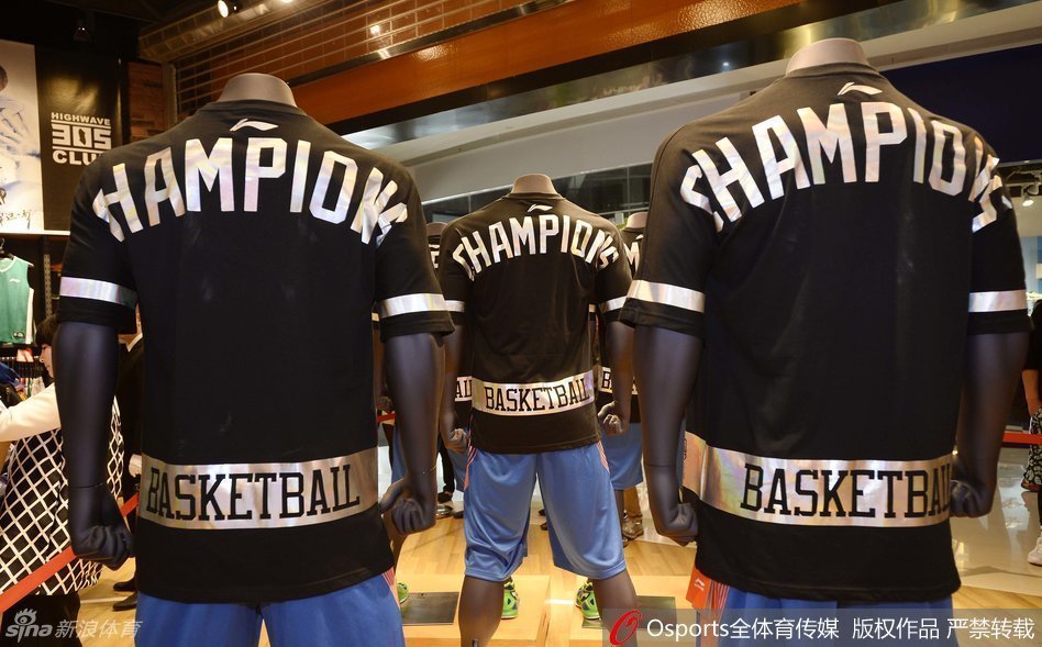 青春靓丽的啦啦队美女在现场助阵，她们的热舞为这场充满回忆的见面会增添了更多欢乐气氛。