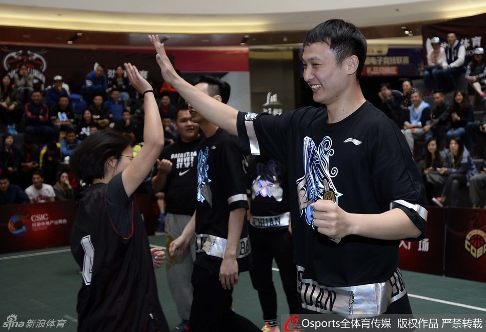 四川队神射手孟达在活动中轻松投篮，手起刀落的瞬间仿佛将我们带回了那个属于他的神奇赛季。