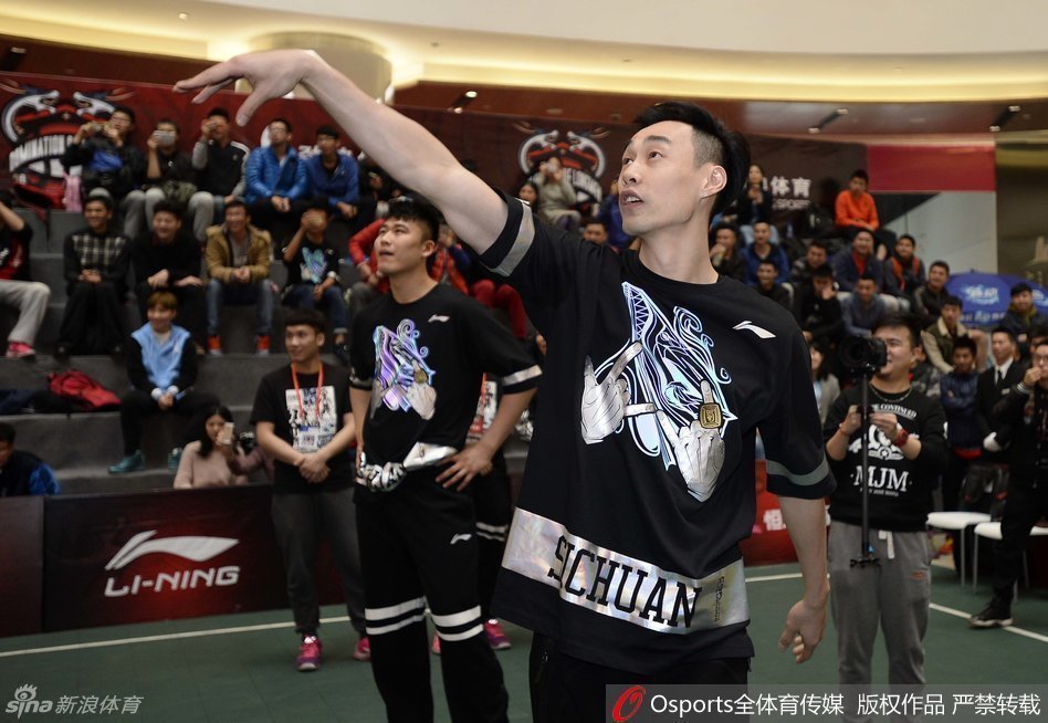 孟达、张春军等球员身着冠军外套，神态轻松十足，举手投足间尽显冠军风采与亲和力。