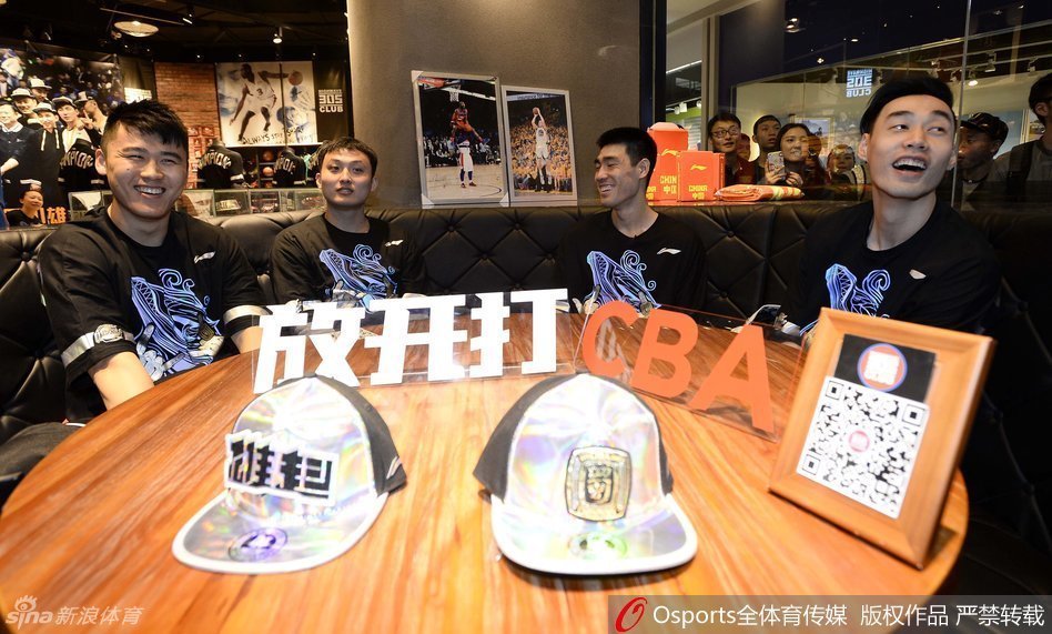 四川男篮将士们与现场球迷合影互动，记录下这珍贵的相聚瞬间，每个人的脸上都洋溢着幸福的笑容。