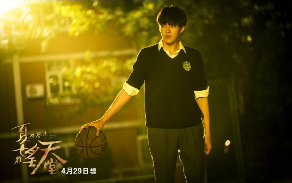 吴亦凡单手控球眼神专注，球衣随着动作微微扬起，将少年在球场上的专注与帅气展现得淋漓尽致