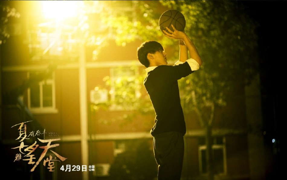 运球突破瞬间抓拍，吴亦凡身姿矫健如风，篮球仿佛与少年融为一体，定格了青春最美好的模样