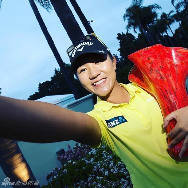 高宝璟在颁奖典礼上手持奖杯绽放灿烂笑容，聚光灯照亮她年轻的脸庞，象征着新生代力量在国际高坛的加冕时刻。