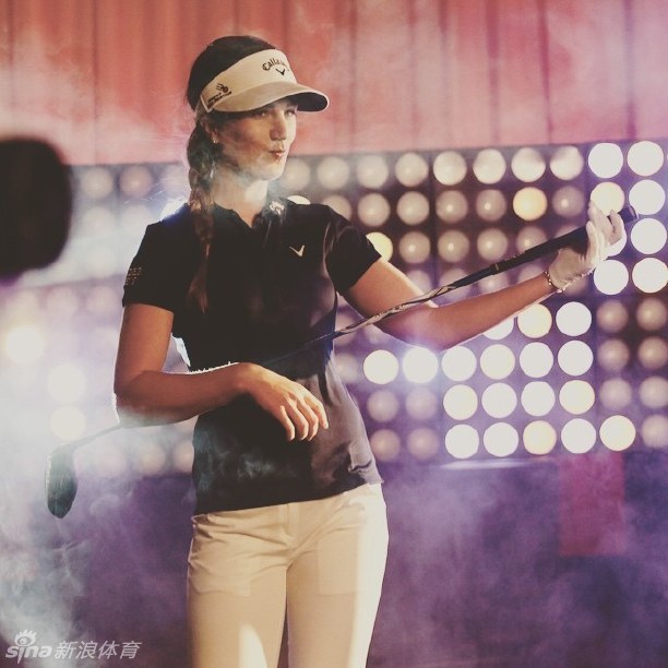 球员在充满戏剧性雾气的迪斯科风格舞台上挥杆，光影交错间，运动与艺术表演的边界变得模糊而迷人。