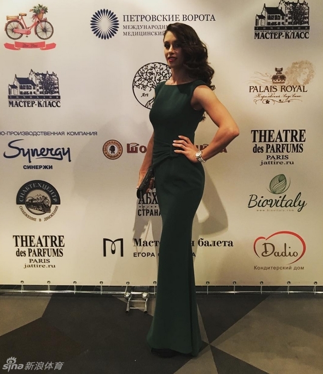 镜头捕捉下她复古造型的瞬间,光影色调充满故事感,仿佛一幅古典油画,透露出 timeless 的优雅。