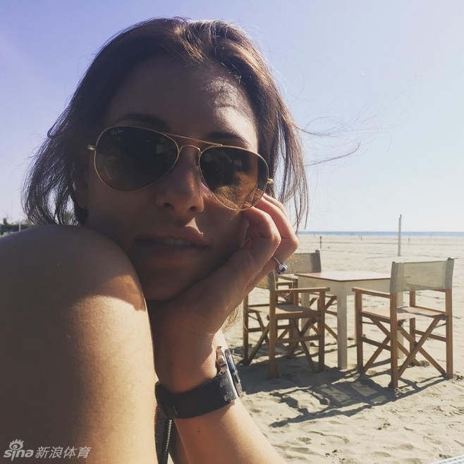 高尔夫球场上的她,以完美的开球姿势凝神击球,动作流畅有力,展现出职业运动员的专业与专注。