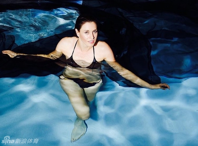 维琴诺娃在海边礁石上练习高尔夫切杆,海风吹拂她的长发,动作专注而优雅,将运动与自然美景完美融合。