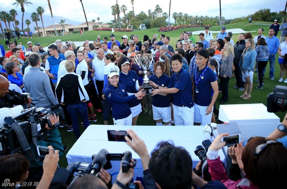 全景镜头记录下体育场盛大夺冠庆典,队员簇拥着奖杯,看台上是旗帜与欢呼的海洋,构成了团队运动中最具感染力的胜利画卷。