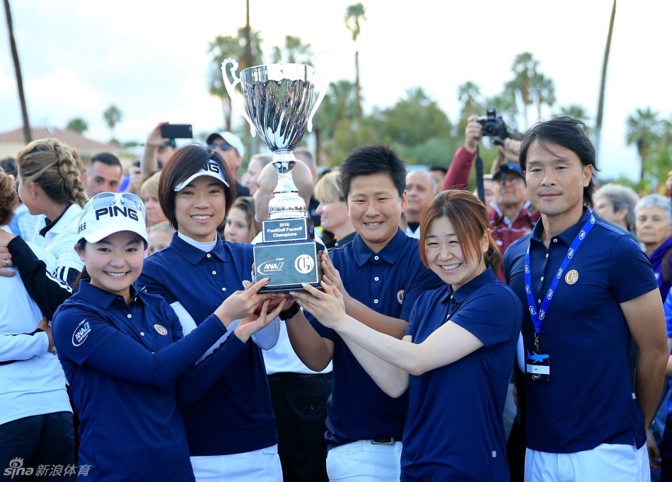 日本女足队员在进球后相拥庆祝,她们笑容灿烂,眼神中闪烁着战术成功执行的智慧与团队默契带来的狂喜。