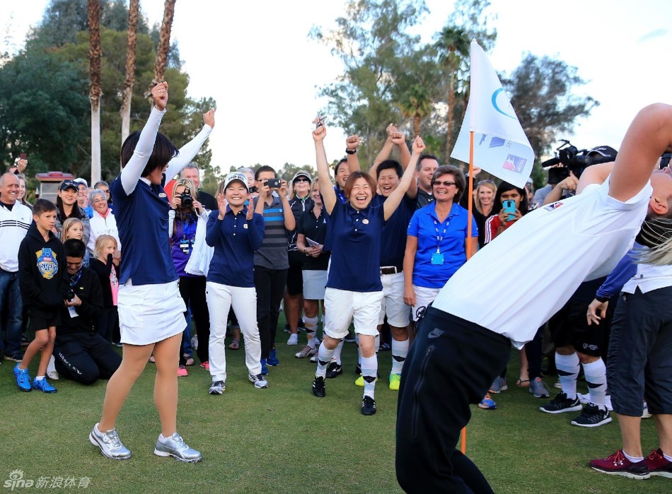 阿比·瓦姆巴赫张开双臂在草地上滑跪庆祝,身后是追逐而来的队友,这一刻凝聚了进球后最原始纯粹的激情与团队荣耀。