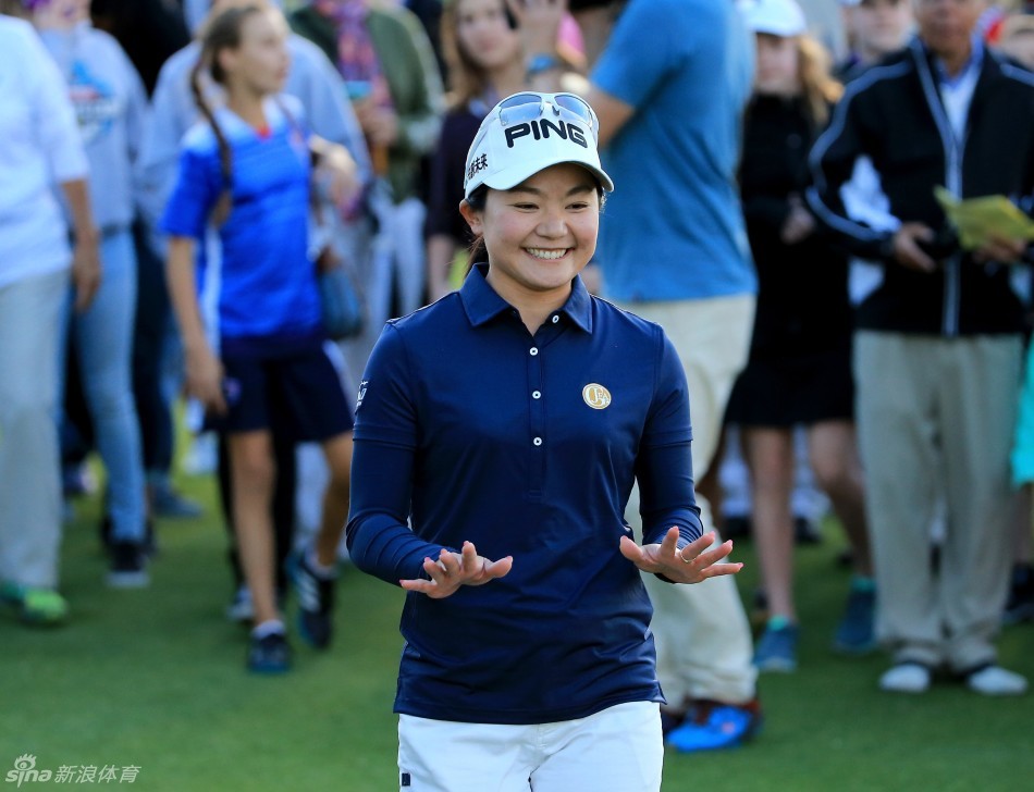 日本队队员共同高举起闪亮的冠军奖杯,金色纸屑如雨落下,每一张脸庞都洋溢着梦想成真的无上喜悦与为国家荣誉而战的自豪。