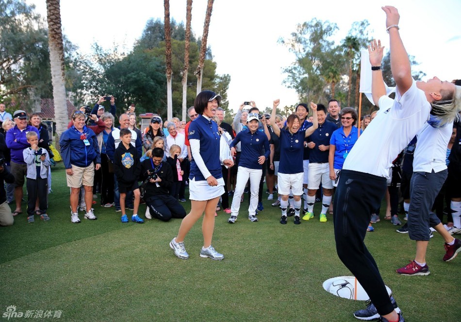 日本高尔夫选手上原彩子挥杆瞬间,动作流畅而充满力量,白色的球杆在空中划出完美的弧线,是动态与静态之美结合的典范。