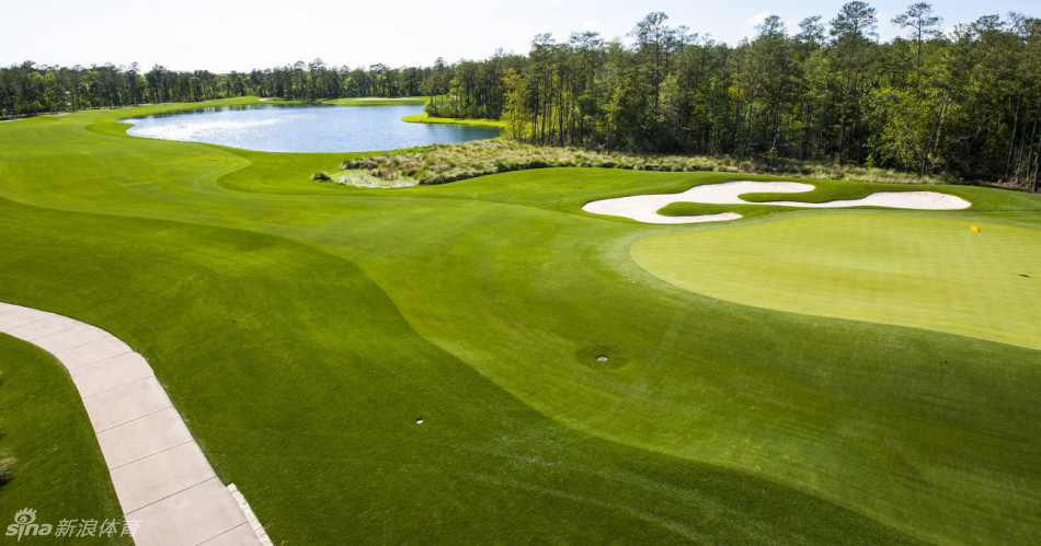 第十五洞果岭上，球员完成一记长推后露出满意微笑，背景中观众们起立鼓掌欢呼