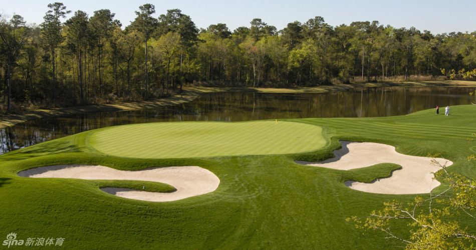观众们聚集在第三洞果岭周边，五彩服饰点缀绿茵场，共同见证关键推杆时刻