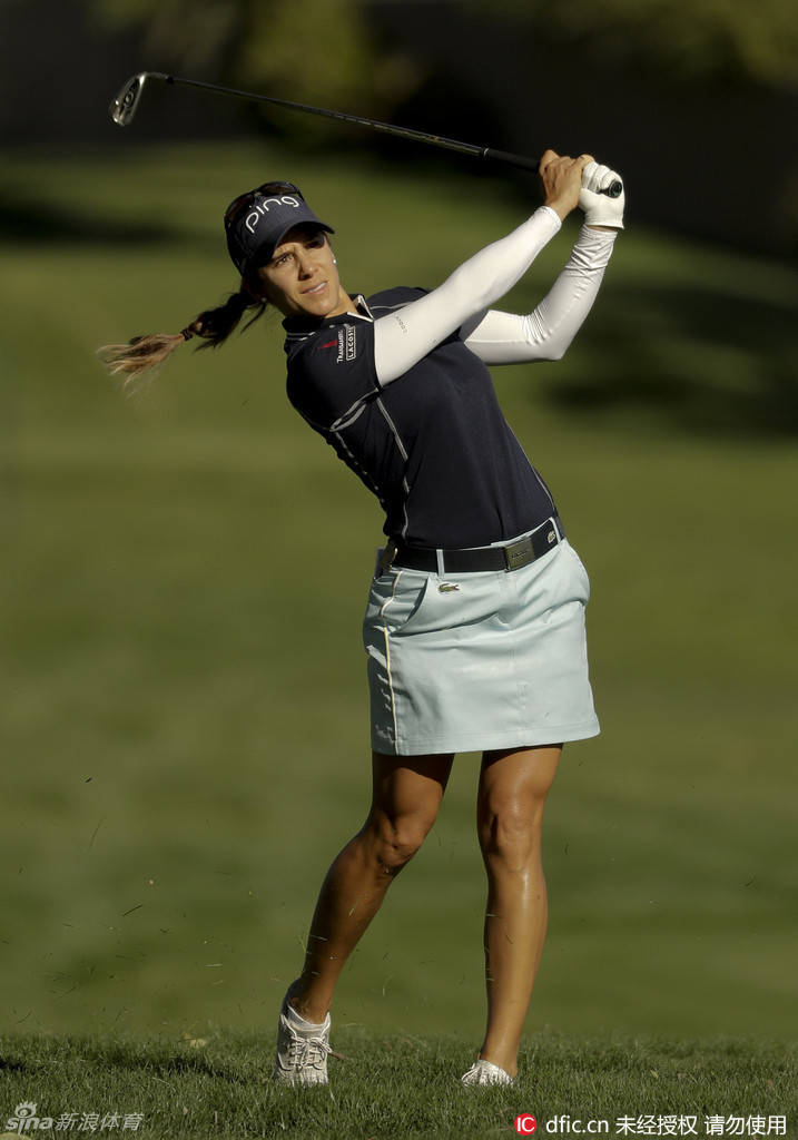 韩裔选手张哈娜完成一次完美的挥杆收杆，身姿平衡而优雅，如同雕塑般定格在绿茵场上。