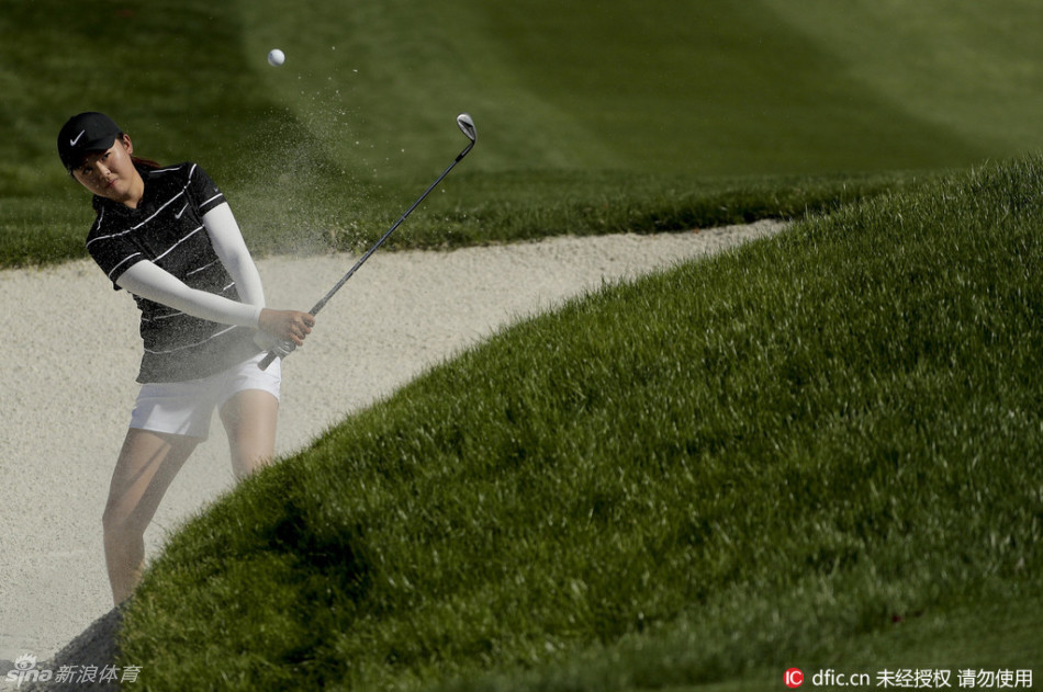 加拿大天才少女布鲁克·亨德森在比赛中聚精会神地审视果岭线路，她坚定的眼神预示着一个新时代的到来。