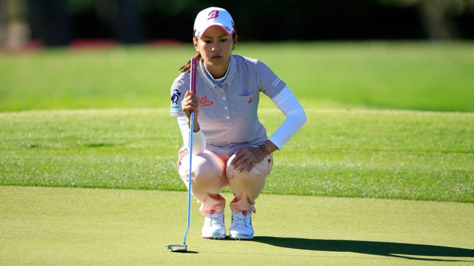 西班牙选手卡洛塔·希甘达在球道上优雅挥杆，阳光勾勒出她流畅的转身曲线，小白球即将划破天际。