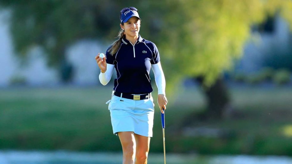 冯思敏在沙坑中沉着救球，沙砾飞扬的瞬间展现了她扎实的基本功和应对困难球位的专注力。