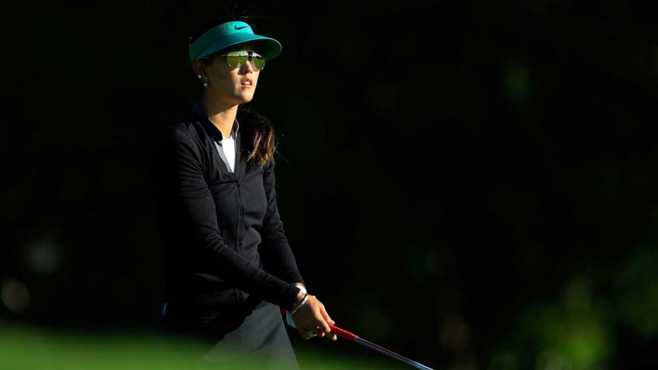 高尔夫球落上果岭滚向洞杯的瞬间特写，小小的白球承载着球员的期望，在修剪完美的绿毯上追逐目标。