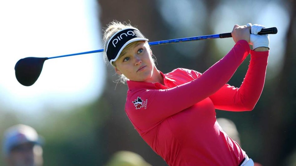 美国名将保拉·克里默在一号木开球瞬间，身体力量完美爆发，杆头速度与击球声响彻发球台。