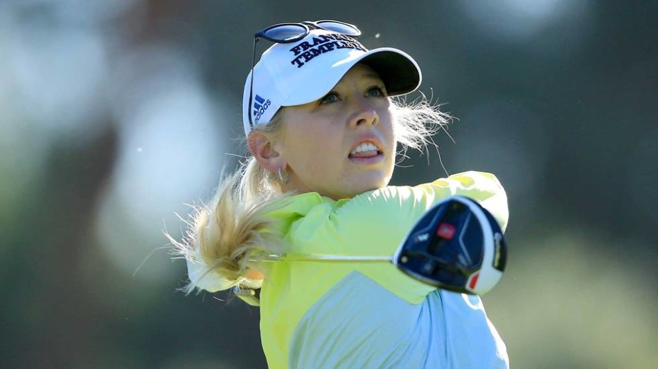 杰西卡·柯达在长草中果断进攻果岭，面对困难局面毫不退缩，展现了出色的球场应变能力。