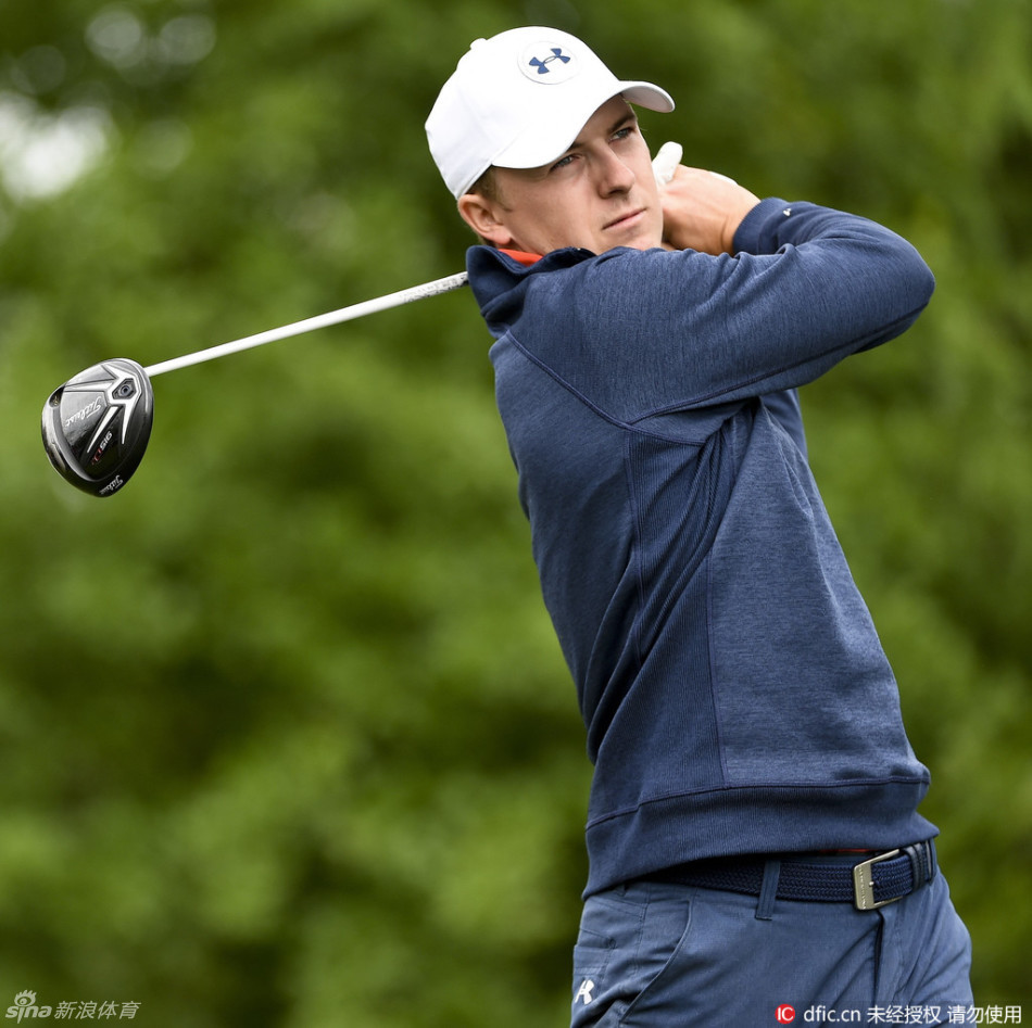 乔丹·斯皮思一号木开球动作流畅，在发球台上聚精会神，为下一杆进攻做好准备。