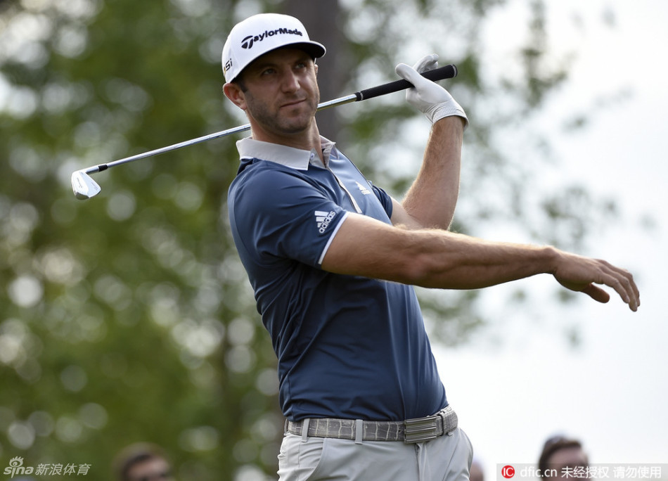 帕特里克·瑞德在球道上观察局势，表情坚毅，谋划着如何将球攻上果岭，为美国队争取莱德杯积分。